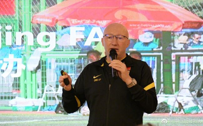 海报中，众人都以;凝视镜头的方式展现角色状态，好似每个人都在试图窥视夏夜谜案的真相